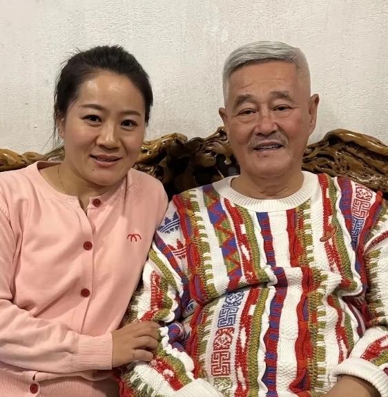 赵本山七十了，头发白了一片，当年台上那股冲劲也淡了。旁边媳妇倒还是端庄利落，一点