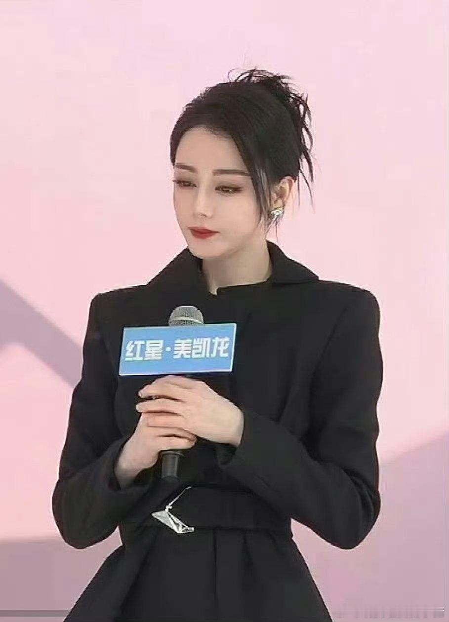 迪丽热巴杨紫今日线下活动状态 