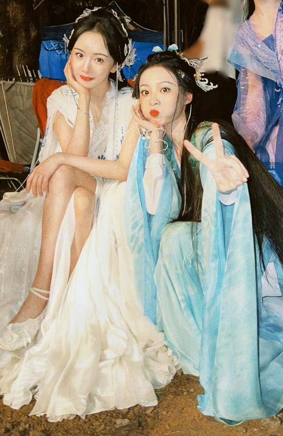 杨幂教胡连馨上节目少说话多做事杨幂姐人美心善，最美丽的红红和容容，两位美女友谊长