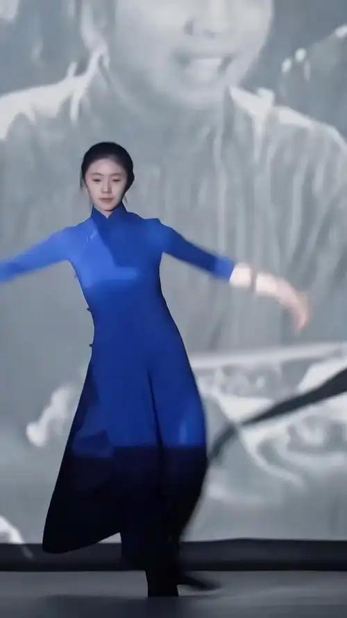 绝了！女子神还原刘浩存春晚舞蹈

近日，一女子模仿刘浩存春晚舞蹈的视频惊艳众人。