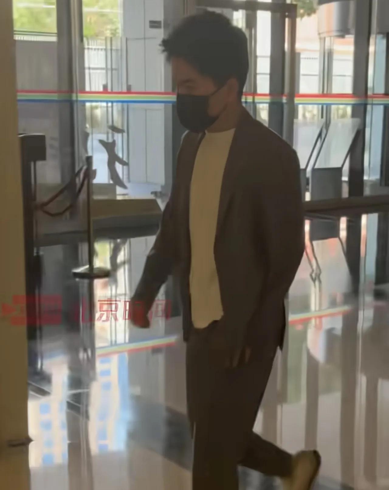 飙哥是铁人啊！

上海亚宠节还没结束，董宇辉已经飞赴北京参加“北京范儿”“时尚活