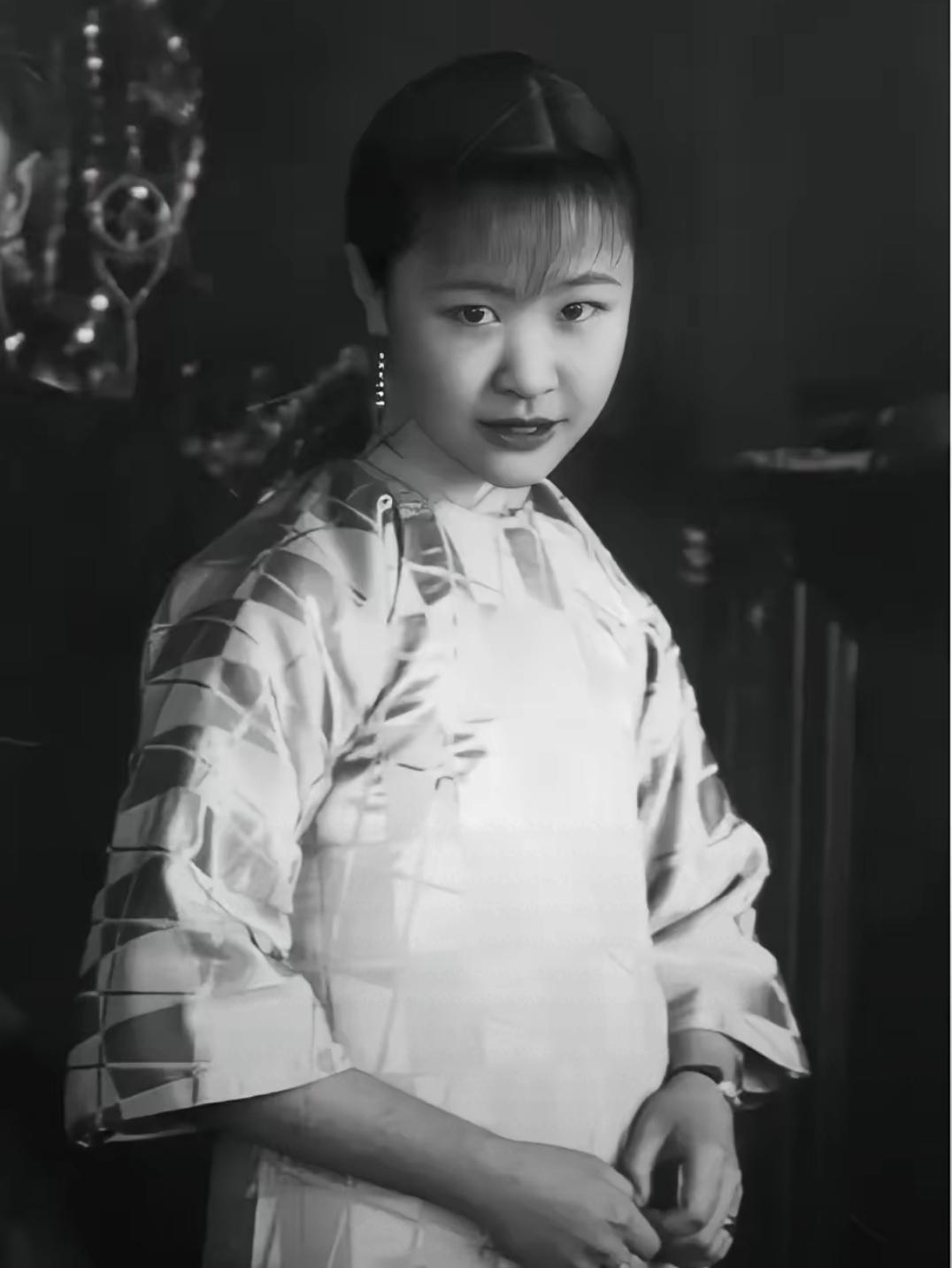 溥仪二妹爱新觉罗•韫龢，20岁被溥仪指婚嫁给郑孝胥（伪满国国务总理大臣）之孙郑广