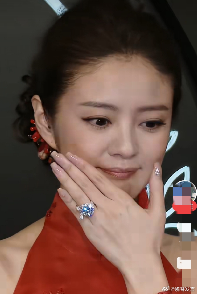 安以轩结婚时鸽子蛋怼镜头明晃晃亮着。生怕别人不知道她嫁得好。 好景不长。老公进去