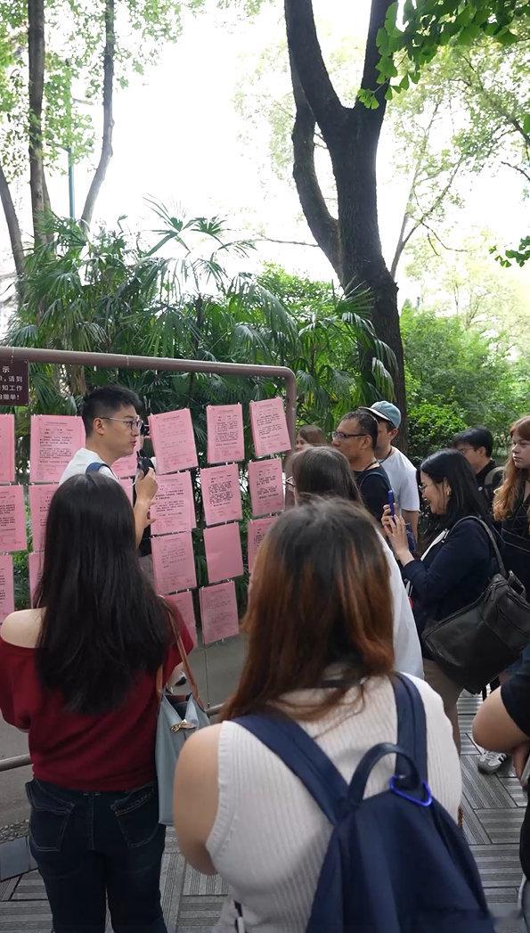 老外和成都孃孃打麻将动用AI作弊 外国友人深度打卡成都公园，先是利用元宝玩转麻将