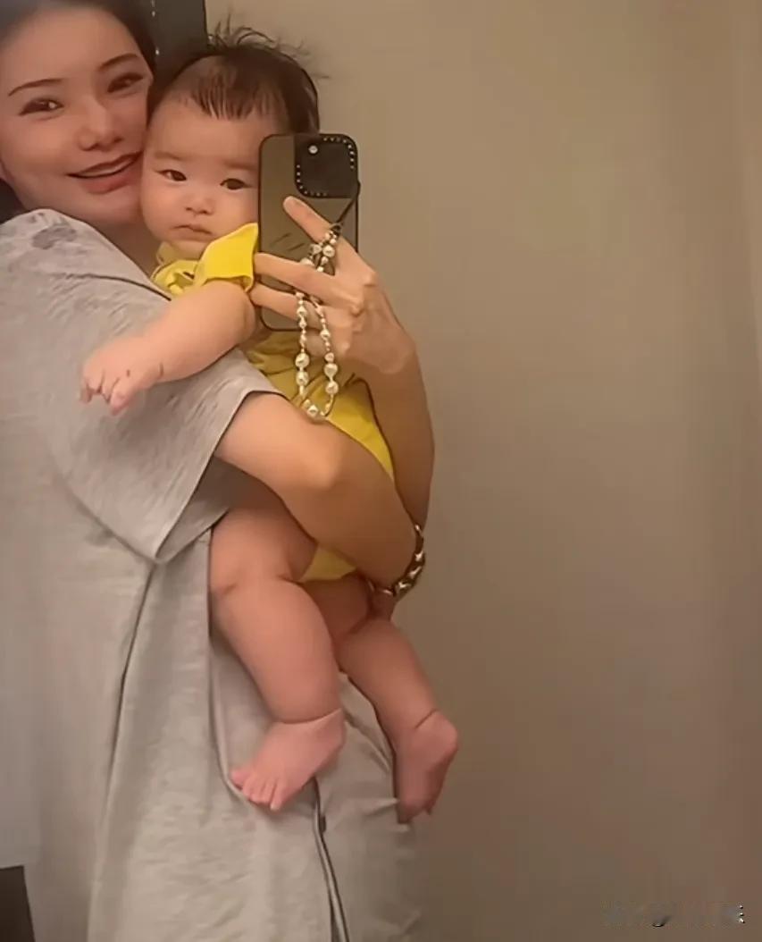 全域焕新
马筱梅晒儿子小汪宝臭美照，还配文:非常帅。马筱梅抱着小汪宝照镜子小家伙