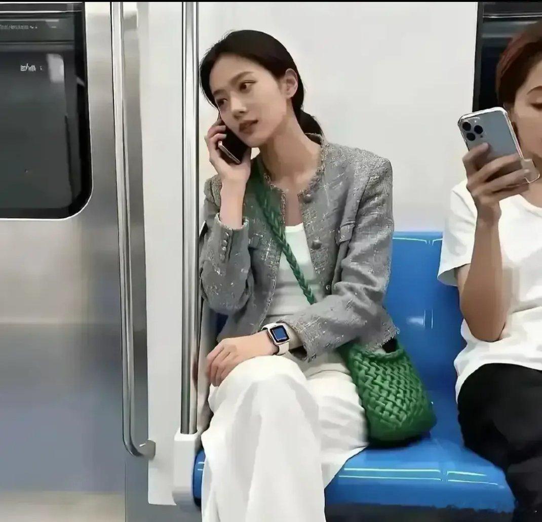 地铁上见过最绝色的女人，太美了吧 