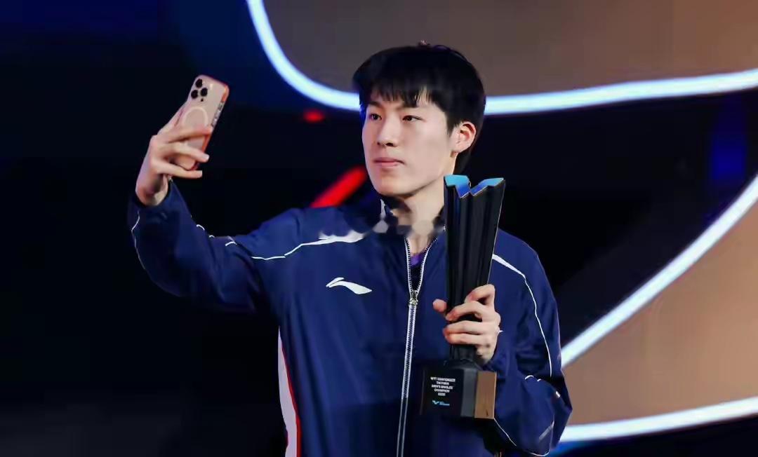 北京时间4月23日，国乒成都封闭集训圆满收官，全队即将返回北京进行总结。此次集训