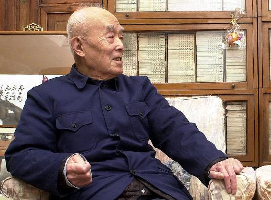 1994年，季羡林的妻子彭德华去世，要4万丧葬费。季羡林对儿子说：“我出2万，你