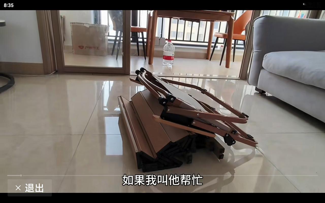 胡笑笑去摆摊了，把自己不穿的新旧衣服拿去售卖。作为一个不差钱的人，胡笑笑能放下面