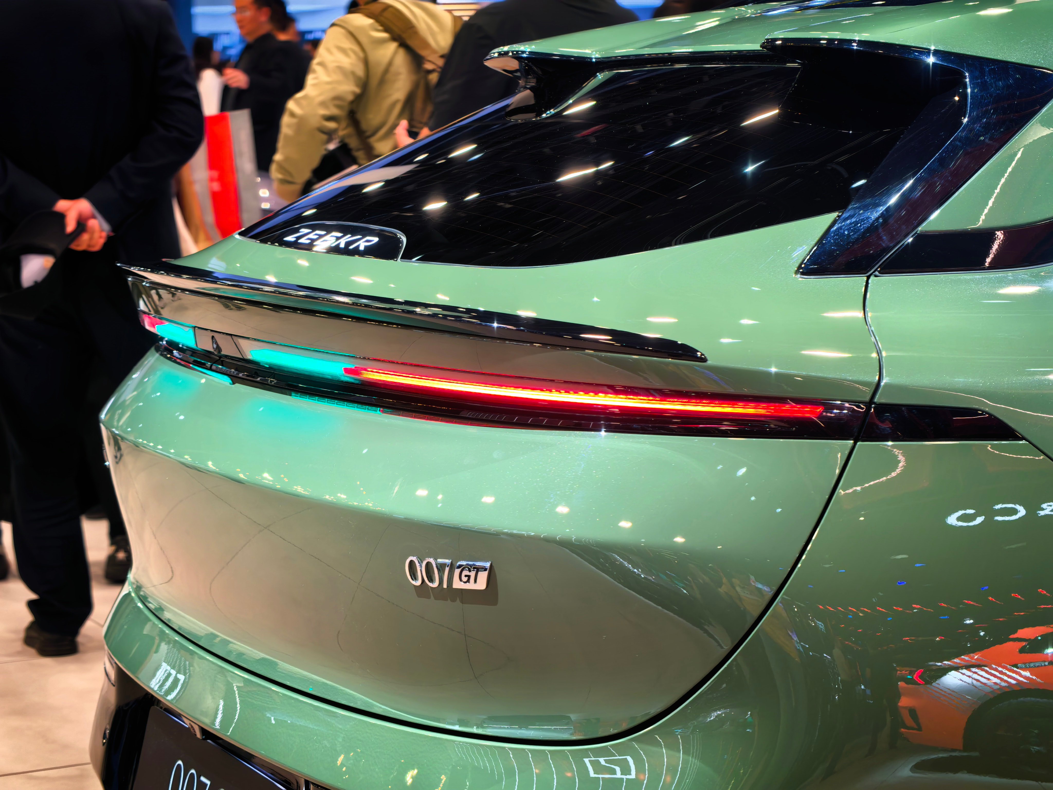 最近新车很多，都没注意到极氪焕新，这次有空来展台转了转，极氪的设计还是有范，年轻