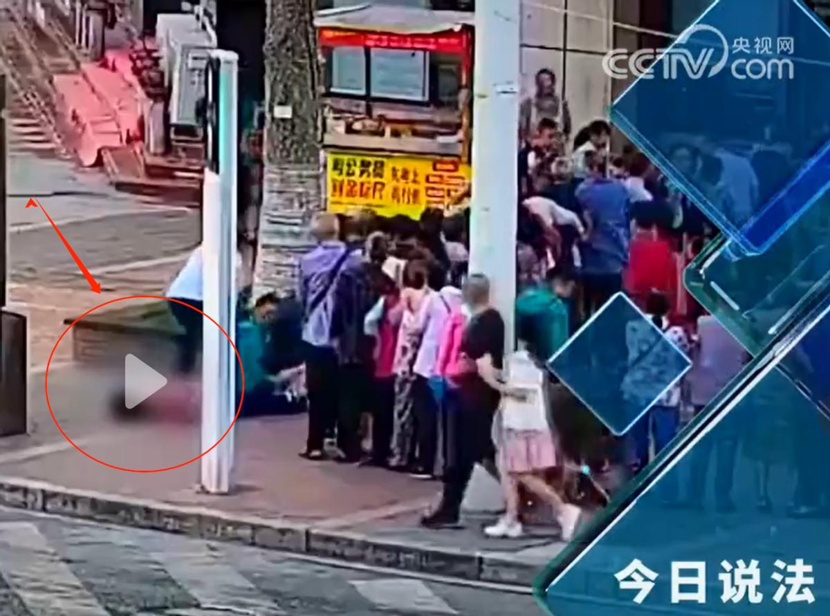 “纯属讹人！”四川巴中，84岁老人去超市领10个免费鸡蛋，不慎被人推倒在地身亡，