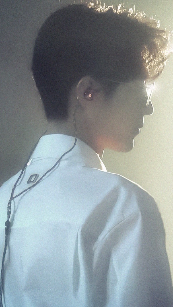 连背影都这么帅！肖战真是360度无死角的帅！肖战主动绕行至路边与粉丝互动📮代拍