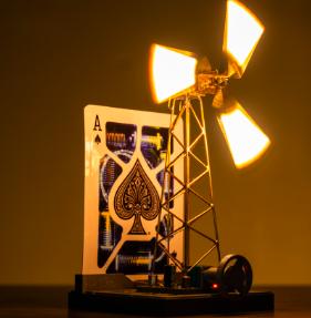 刷到方飞微博的卡牌视频，真的被圈粉了。把电池做得像扑克牌一样轻薄，却藏着7000