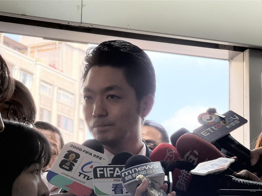 就在刚刚，

台北市长蒋万安发表声明，

7月8日，岛内致癌油风暴持续延烧，针对