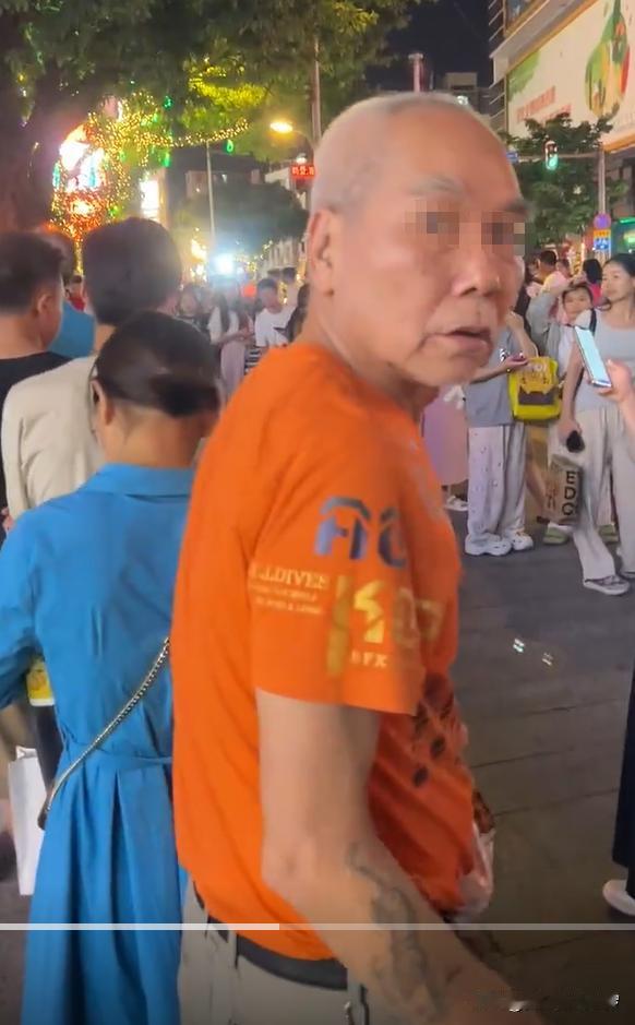 广州一大爷插队，被一名女生曝光，网友劝女生：悠着点，看见大爷胳膊的纹身了没？
 
