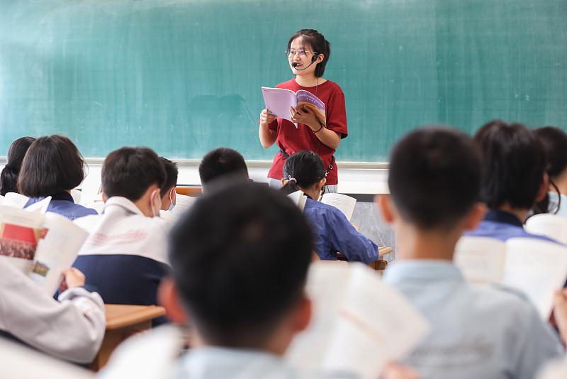 学生时代哪位老师对你影响最大？我们上初一的时候，英语于老师，对我影响最大。她个子