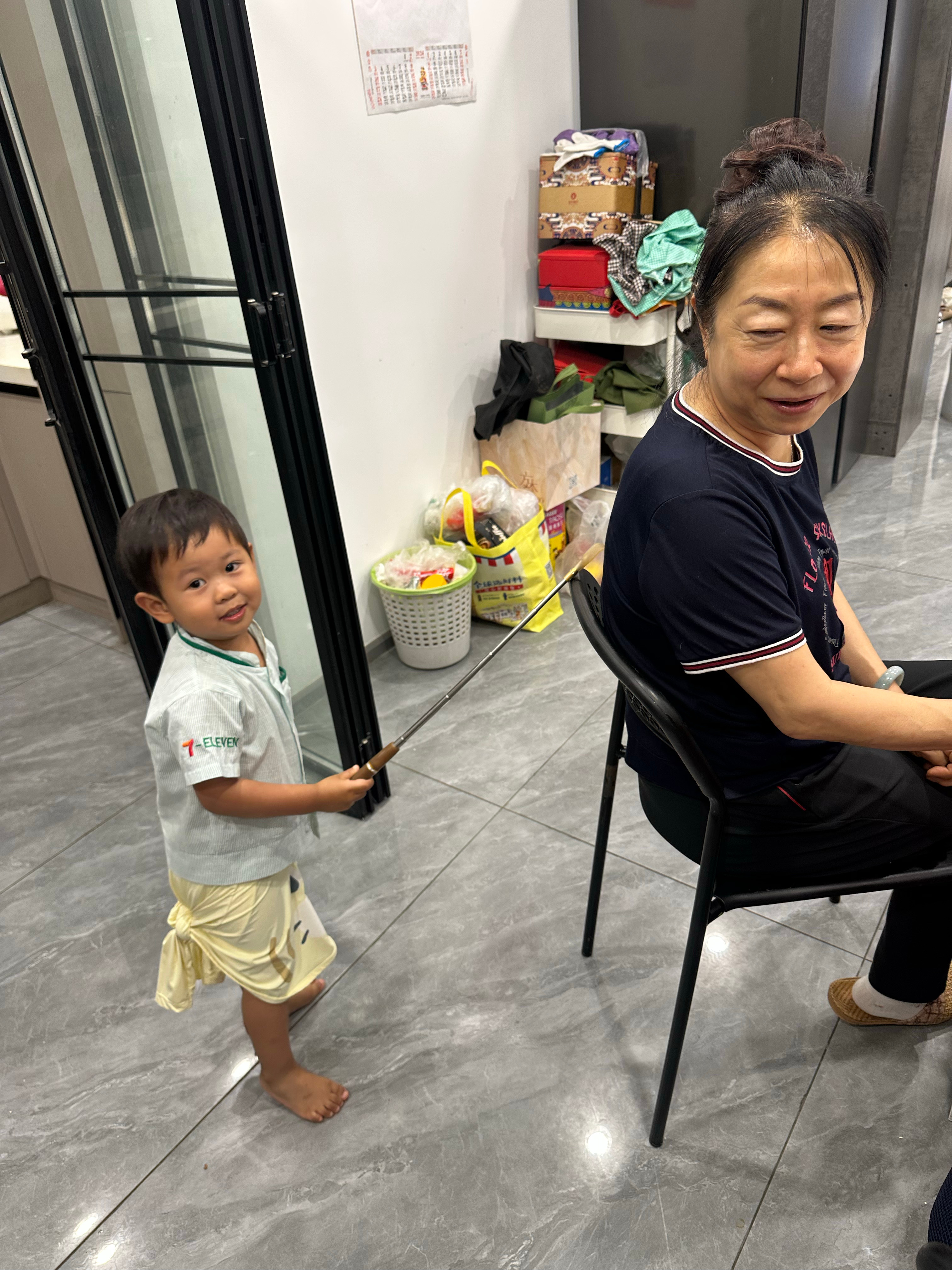 管培生下班兼职糕师傅上班：给家里每个人挠背。 