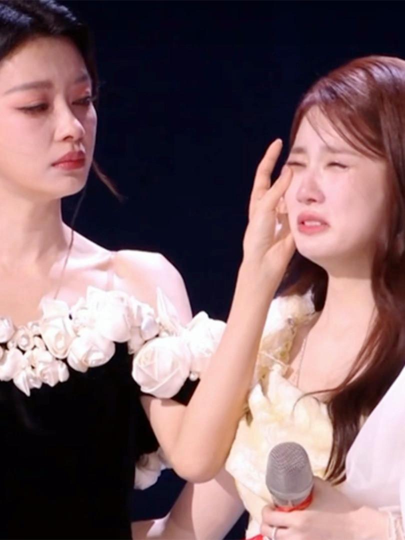 赵子琪淘汰，
张慧雯崩溃大哭！
滤镜碎了一地..

浪姐今晚一公直播，孙怡队输给