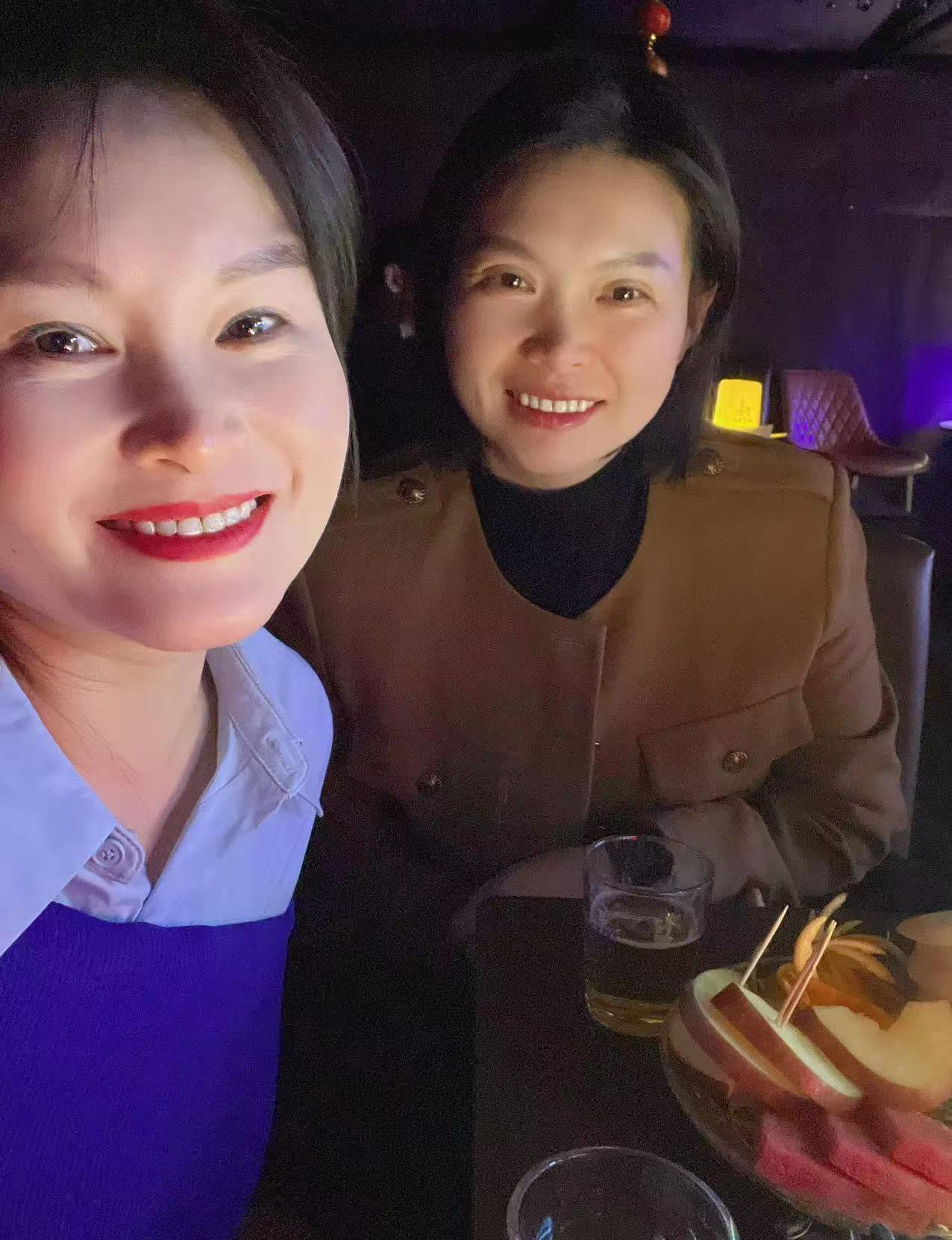 特别喜欢微醺时的自己勇敢真实，有点乱七八槽，却又活得特别自在特别快乐