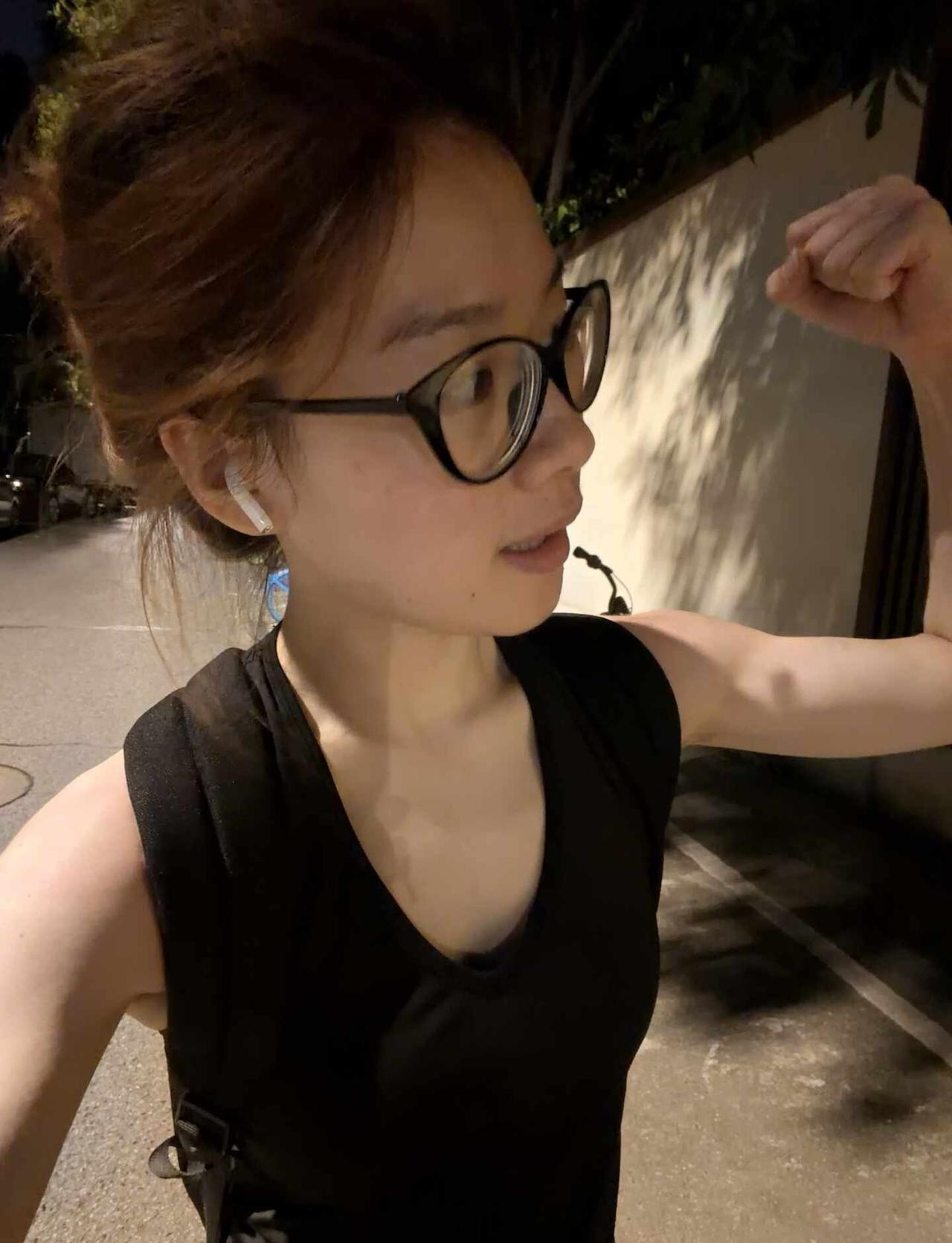today
今天早起了 完成了学习任务 做到了饮食控制 练了肩 健完身回去的路上