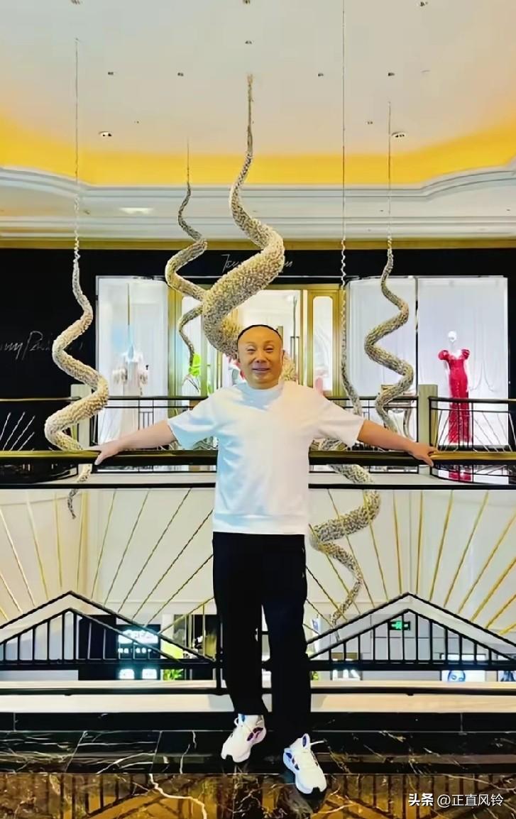 原来都已经做到这么大的规模了，最风光那几年，他一次性买了几十辆奔驰奖励员工
口罩