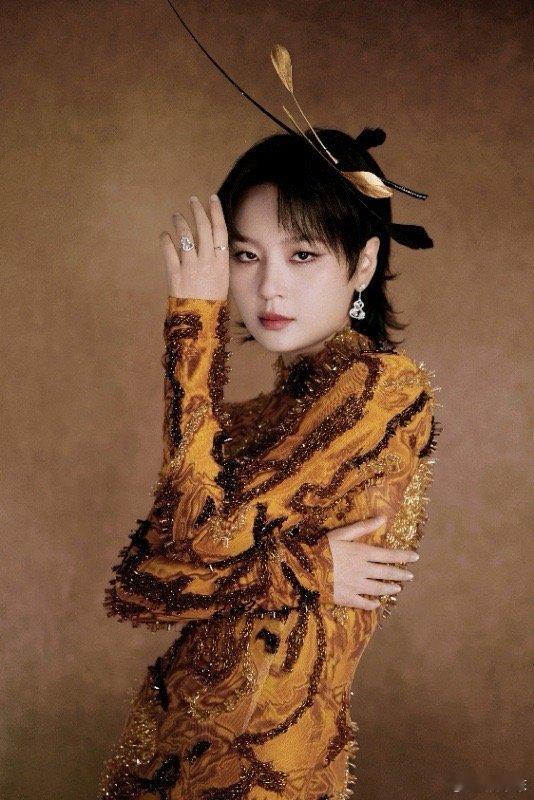 周笔畅蛇年最后一天cos金蟒 周笔畅太会卡点了！蛇年最后一天直接cos金蟒，满身