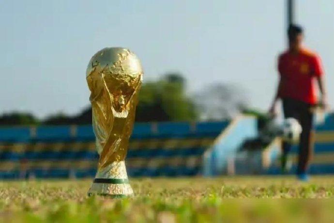 国际足联认怂了！
 
5月4日联合早报的报道一出，体育圈炸开了锅——一向在版权市