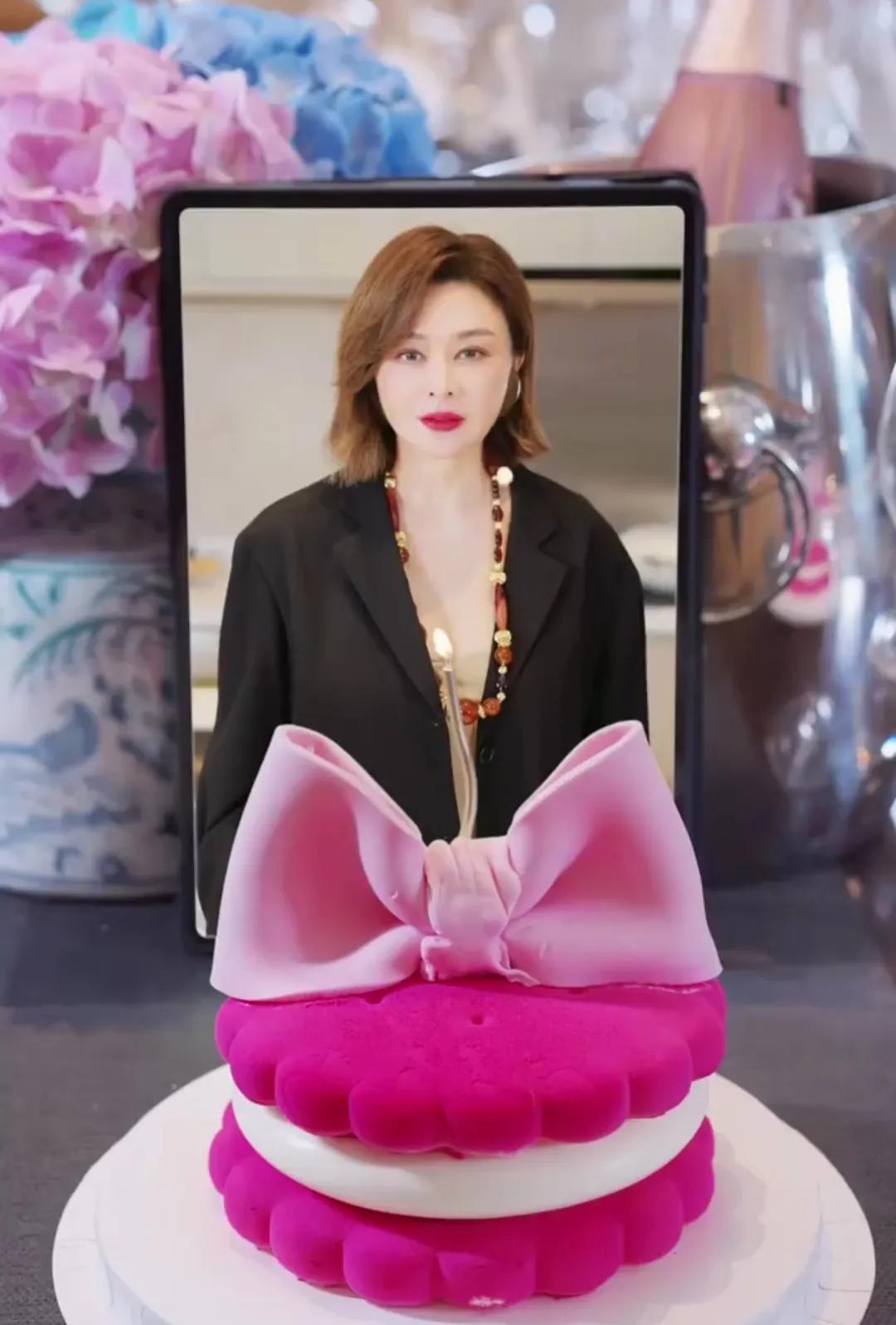 女神十三姨63岁了，这状态好过99.9%的人吧。

关之琳向来以高颜值著称，关大