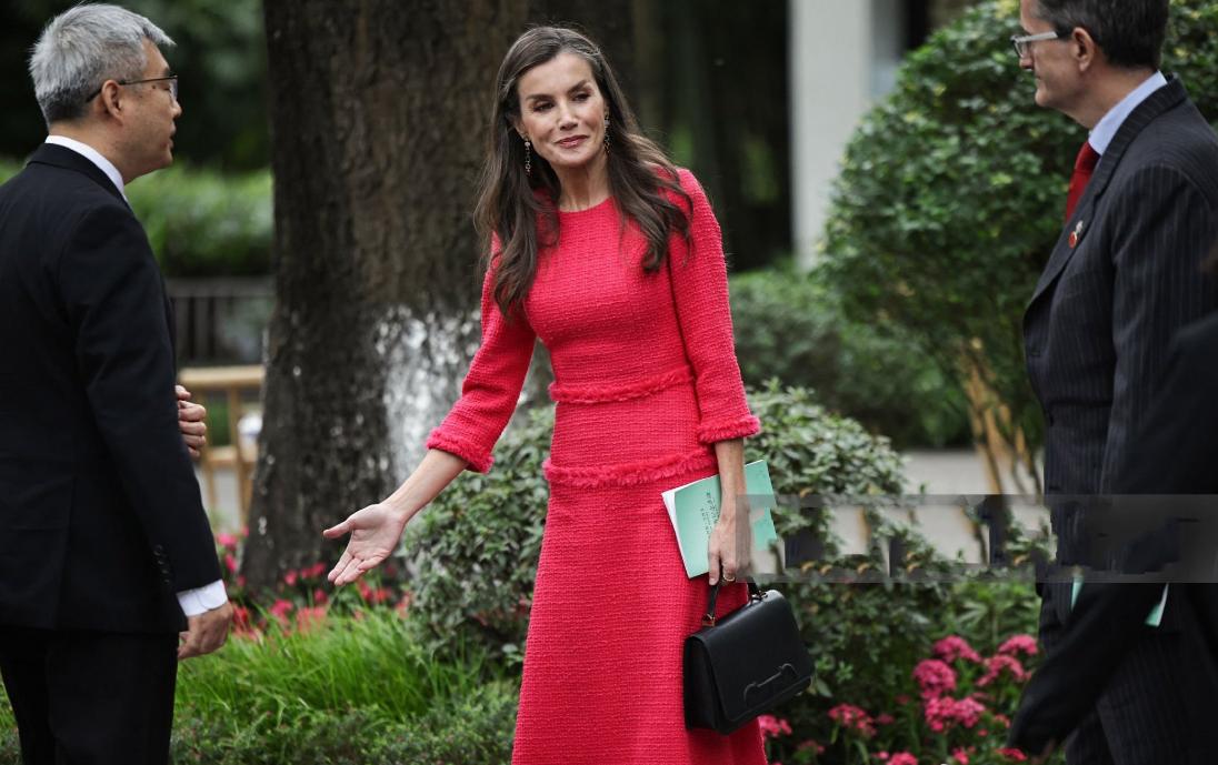 西班牙王后逛公园的高清照来啦，随行女保镖也长得美！11月11日西班牙王后打卡望江