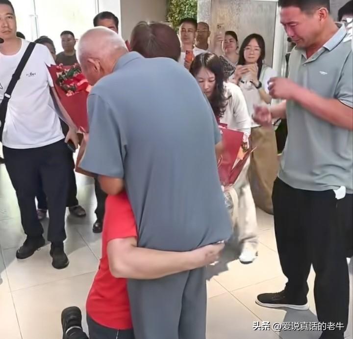 一对失散35年的聋哑兄弟奇迹般的在微信群中相认，深圳的养父视他如已出，教会他谋生