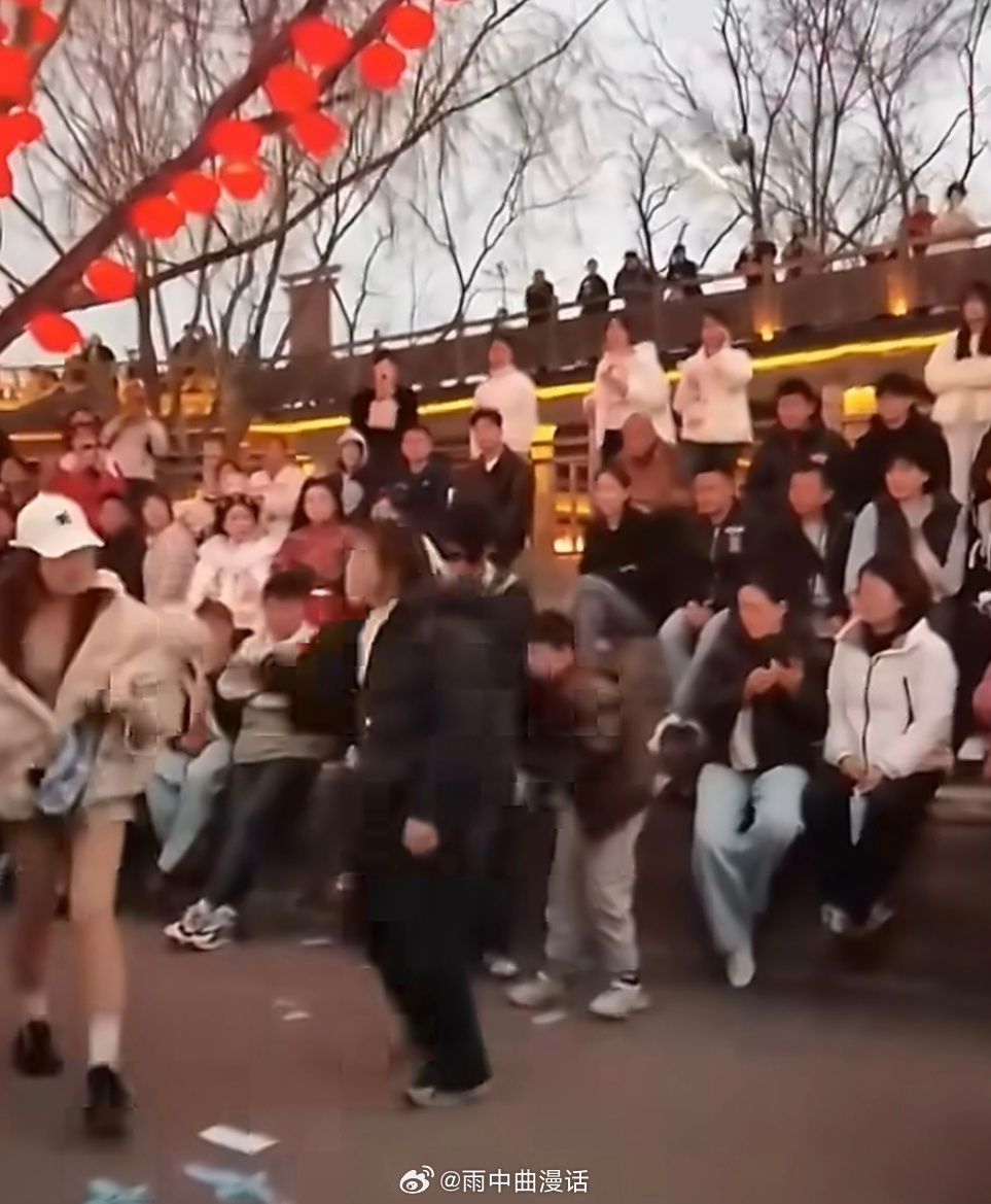 小狗舔人被说主人情绪失控既然现在狂躁的白衣女子抢夺并摔坏别人孩子玩具的视频已曝光