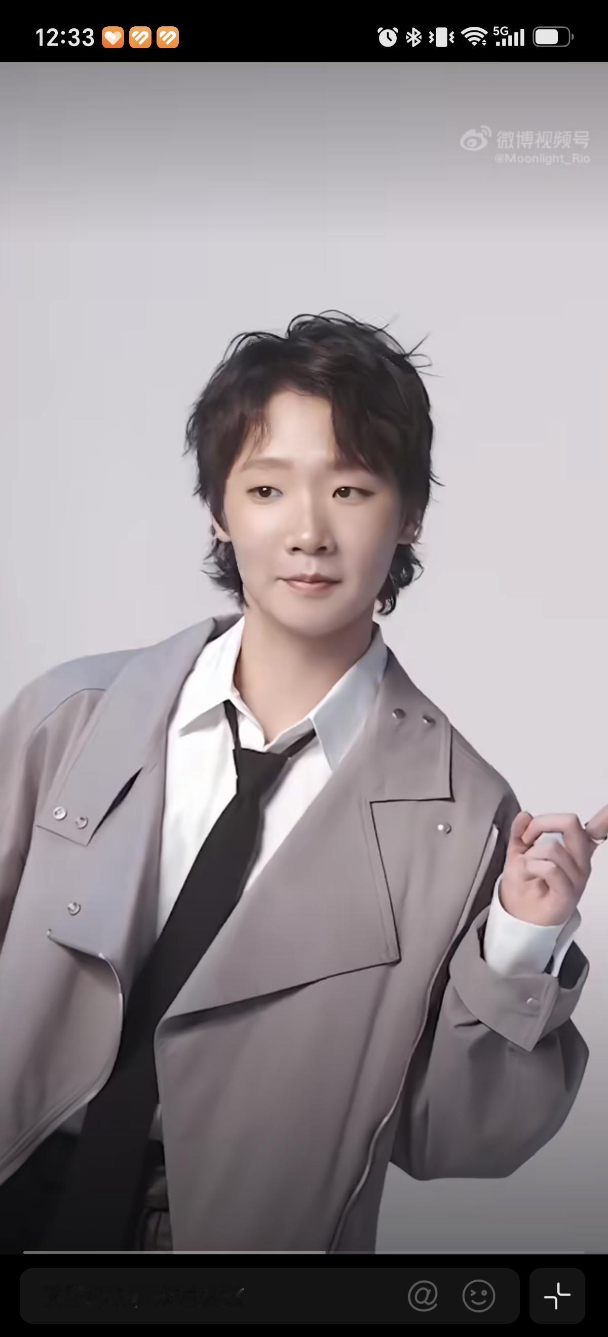 7月29日王曼昱发出拍摄视频，看着这可盐可甜的王曼昱感觉很可爱，主要这外套好适合