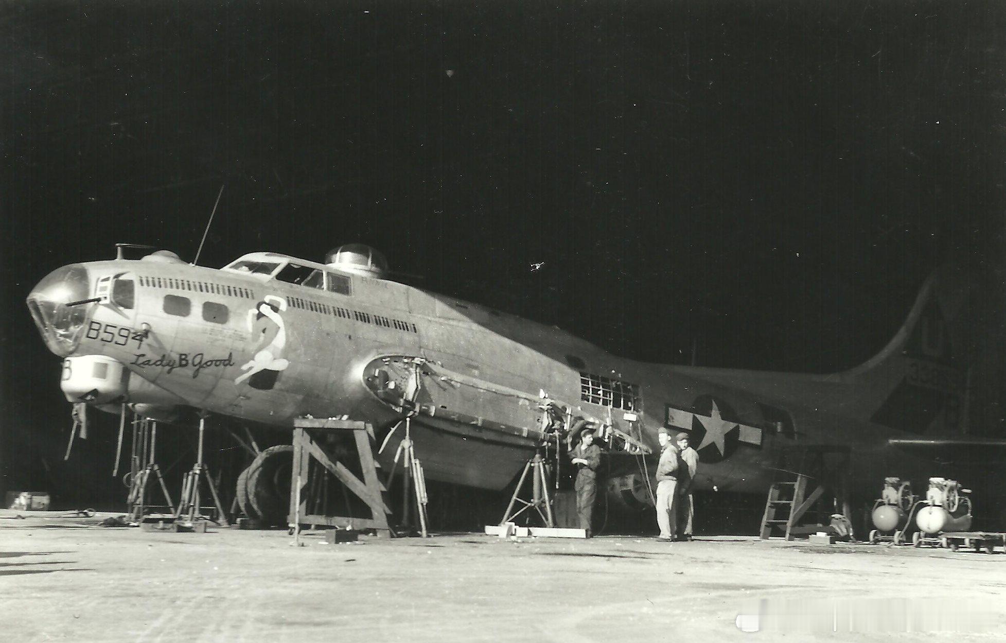 美军B-17G轰炸机更换机翼军事历史全触达 ​​​