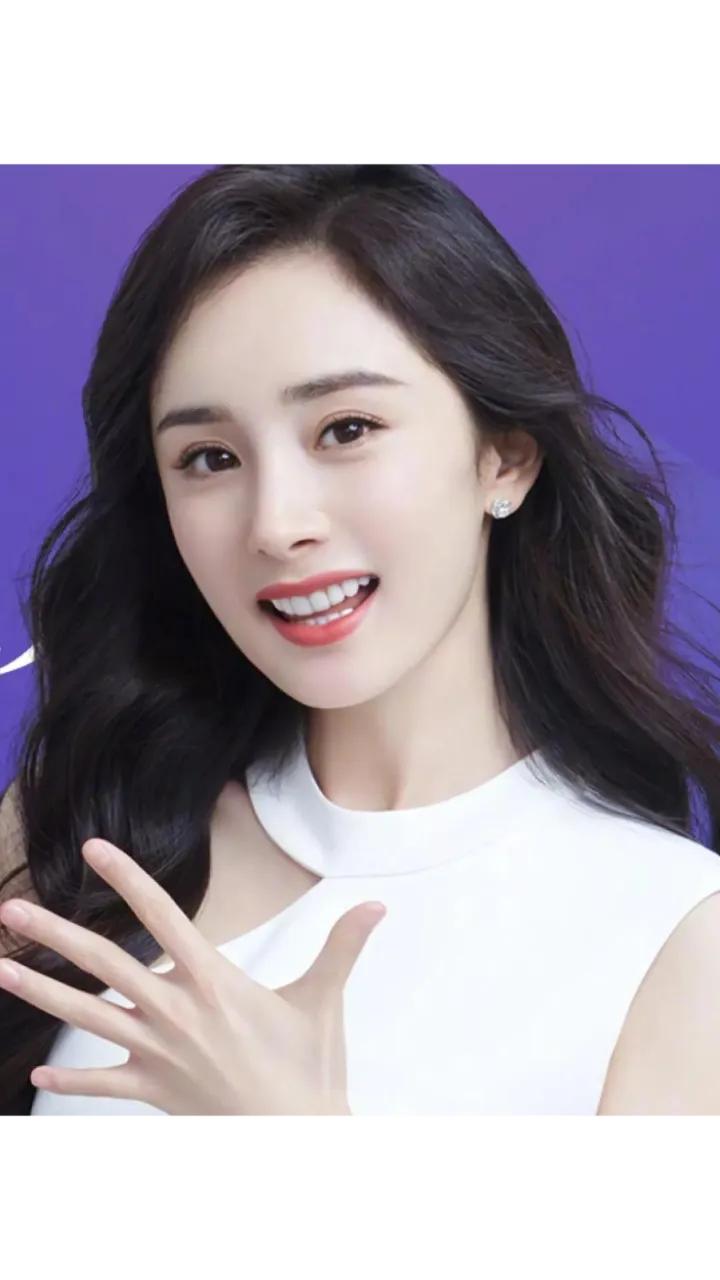 杨幂：大学时期便显露出提携后辈的宽广胸怀

在踏入演艺圈之前，杨幂在大学时期便已