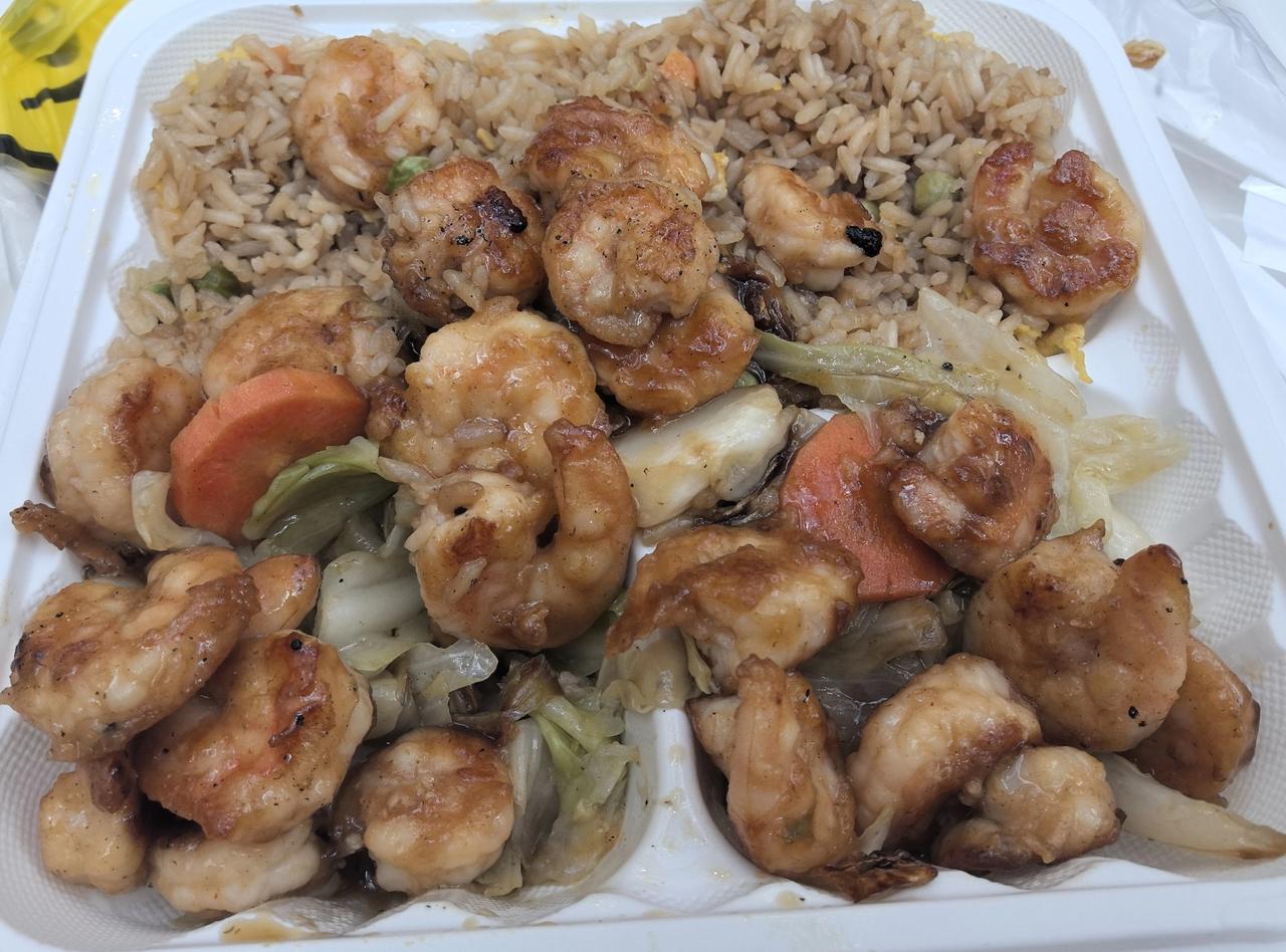 在美国逛梅西商场。这一大盒日式铁板虾仁炒饭，配的是卷心菜，10.8美元。分量超足