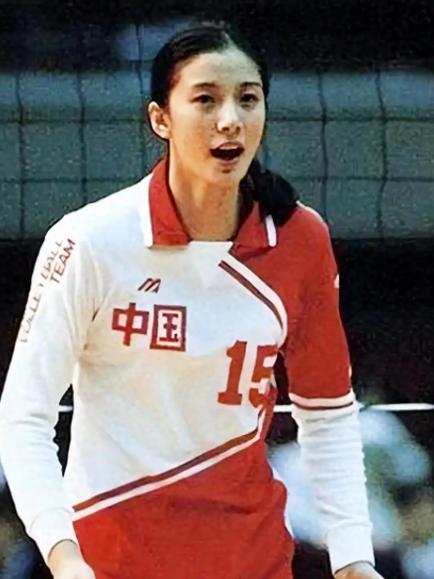 前阵子看到老女排“初代女神”李月明的近照，心里猛地咯噔一下！当年惊艳赛场的奥运名