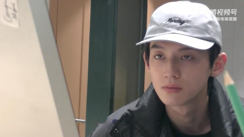 赖伟明把录音室当健身房 看着赖伟明在录音室满头大汗、一边举铁一边认真录歌的样子，