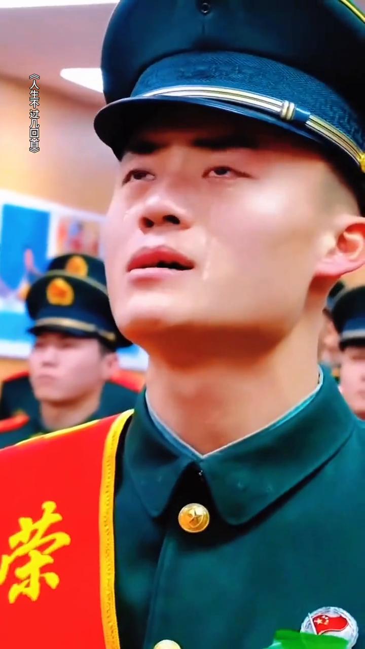 《人生不过几回首》。
心里装着许多的愁，却又不知道对谁开口。如果真的有人来问候，