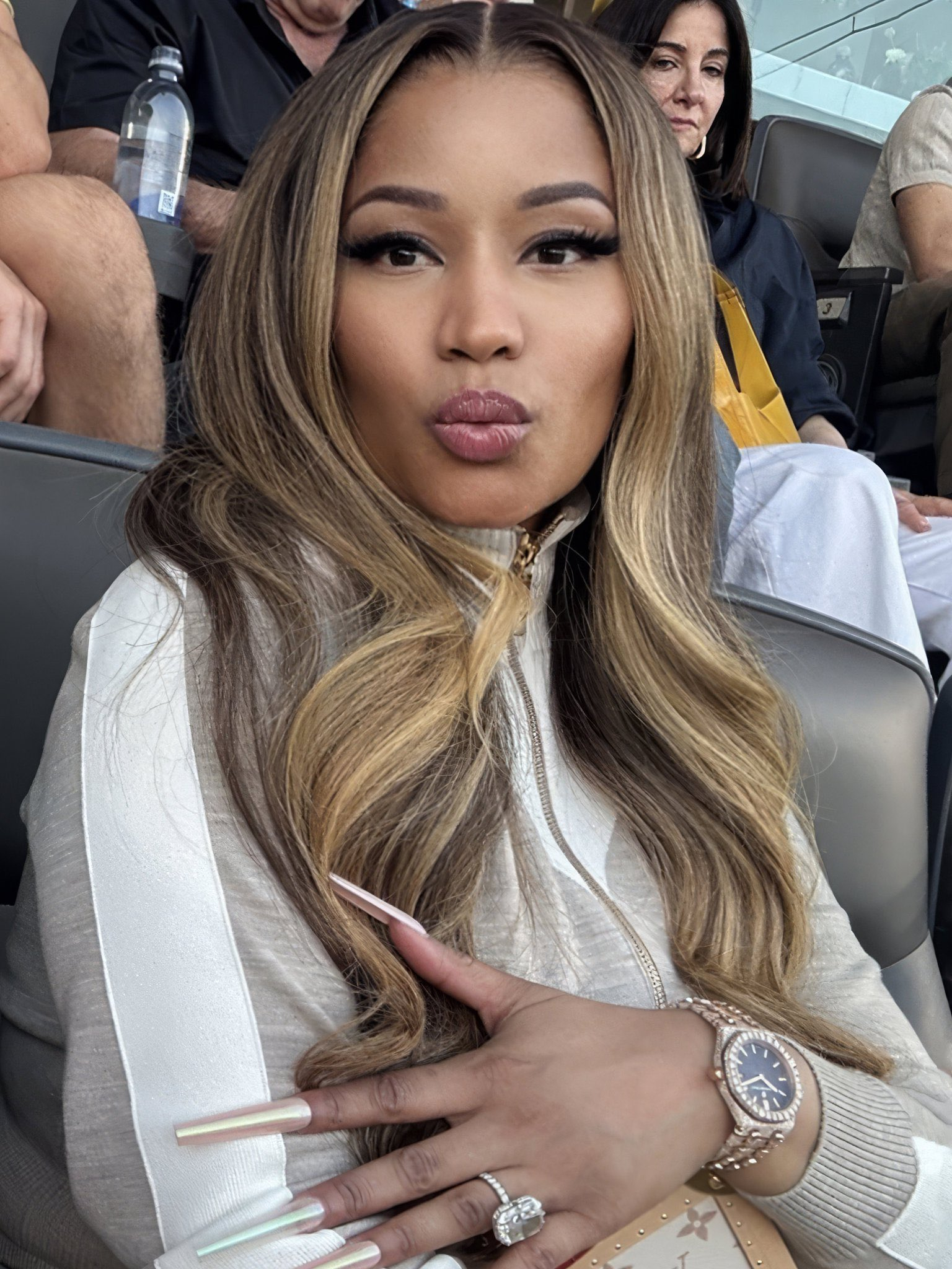 【惊喜猜一猜】/Nicki Minaj在新直播中透露：「准备了很多惊喜，但现在还