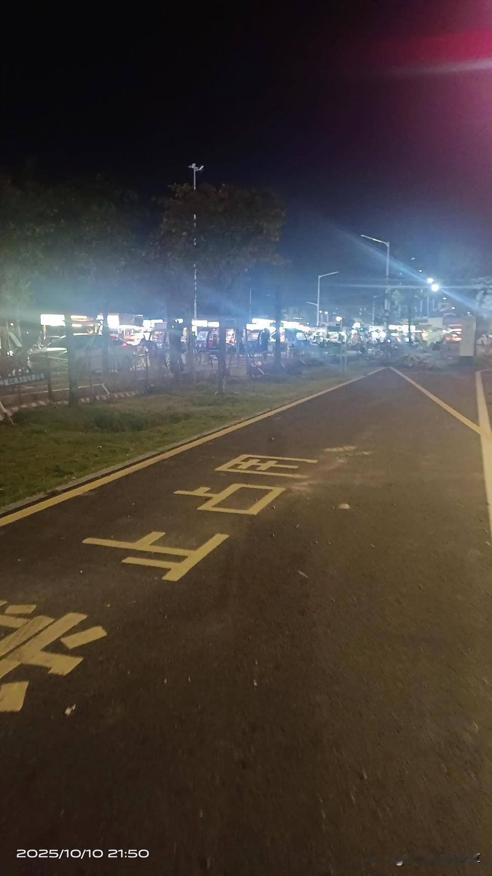 吐糟！生活在知识城九佛街这一片生活好不方便，连个大点的超市都没有，想买个水果也没