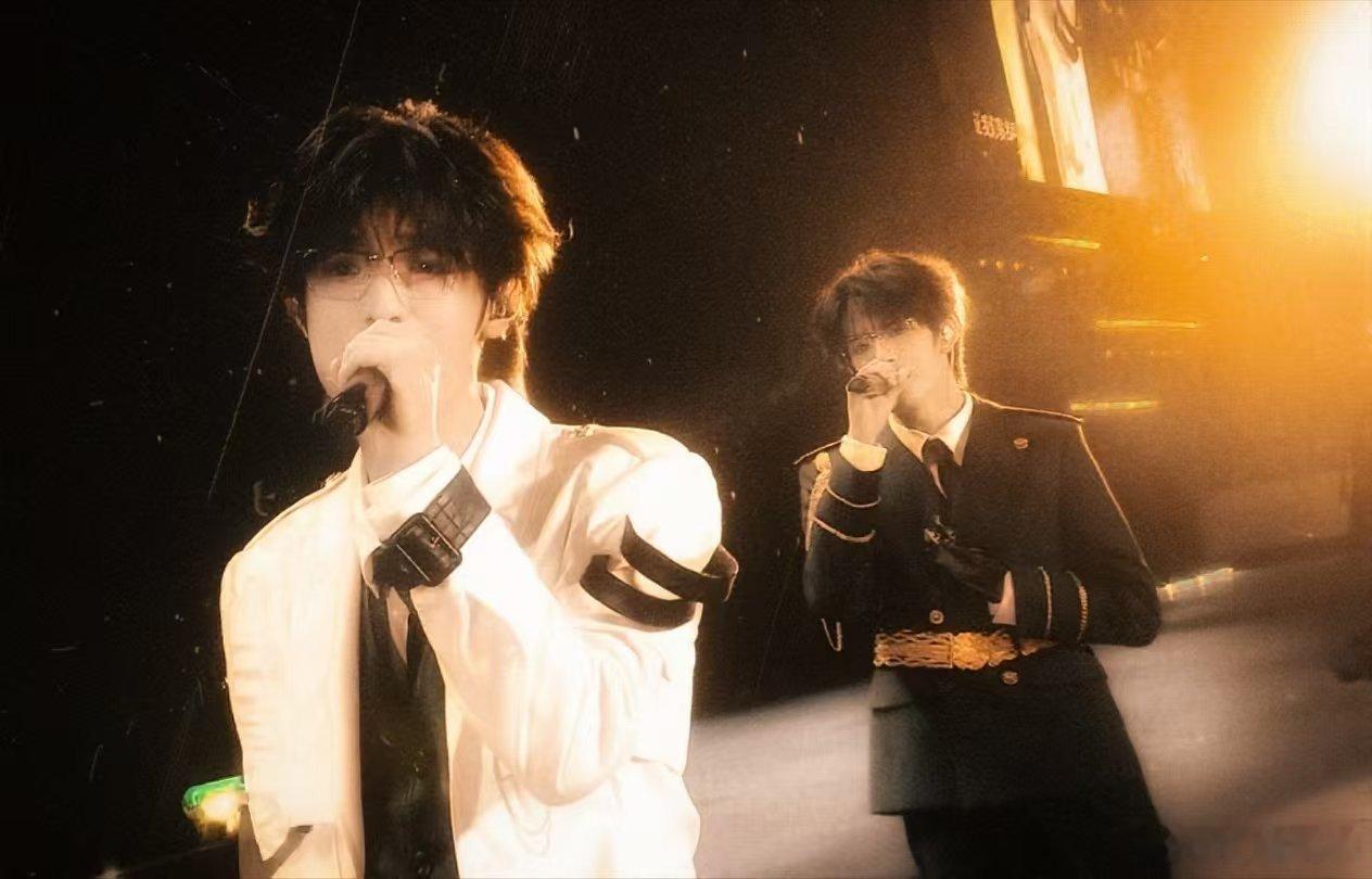 极禹 这一秒过火没有刻意的设计，下意识的肢体呼应氛围感拉满，少年版极致拉扯上线，