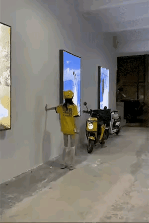 姑娘啊，

   听叔一句掏心窝子的话，

   别跑外卖了！
 
   看你站