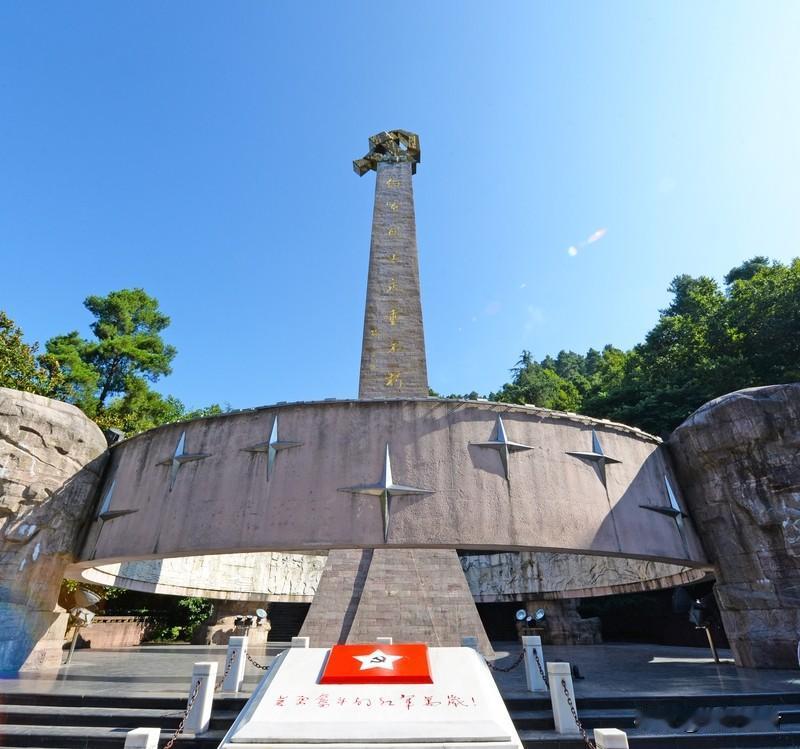 在遵义红军山的苍松翠柏间，一对年轻夫妇怀抱着新生儿，虔诚地向长眠于此的红军烈士覃