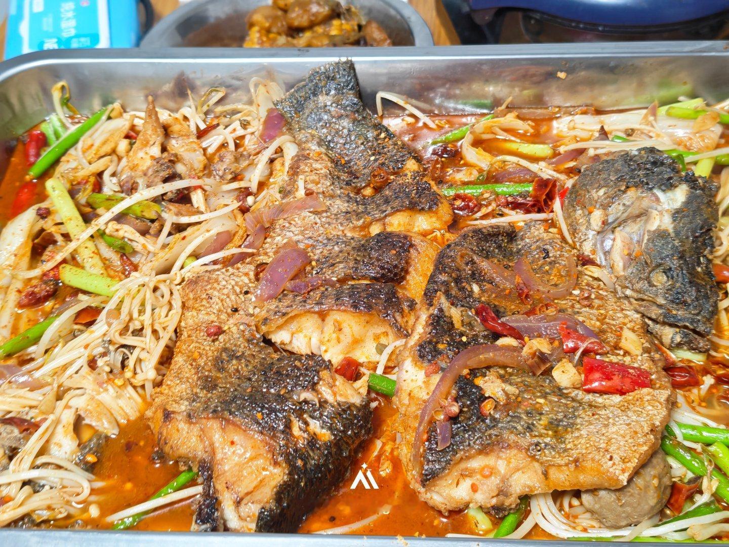 在家吃完亮嫂做的烤鱼，然后打个车去杭州东站出差去上海这种近的城市我基本上都是晚上