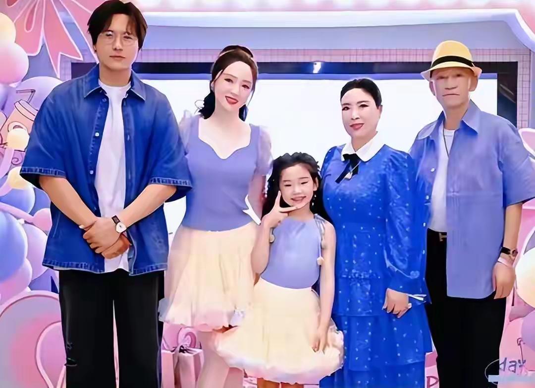 董璇和母亲合影，她足够的美丽，她的母亲气场很足，母女俩都很自信。