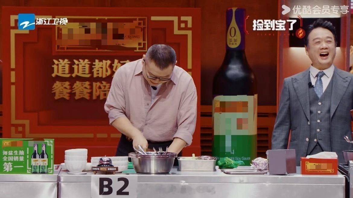 岳云鹏剁菜速度比说相声的嘴还快《炙热游戏》惊现人形切菜机！岳云鹏手速开挂，腌菜粒