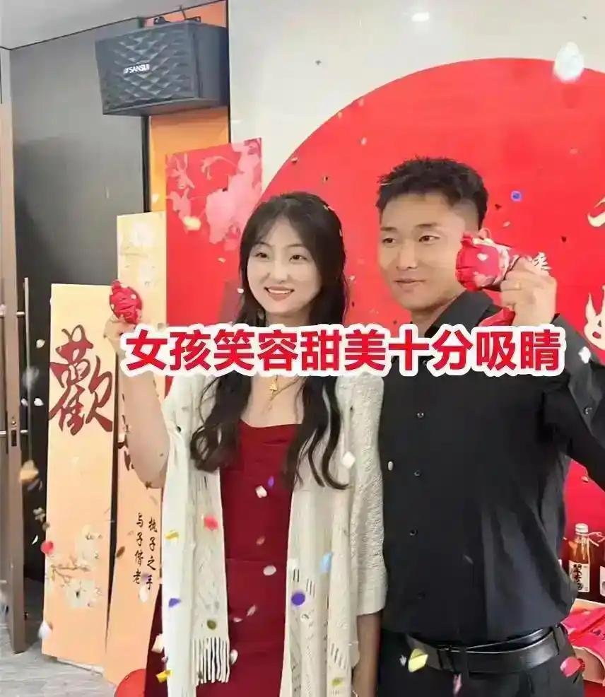 安徽一场订婚宴会上，女孩身穿红色长裙，搭配白色流苏披肩，长卷发温柔垂肩。皮肤白皙