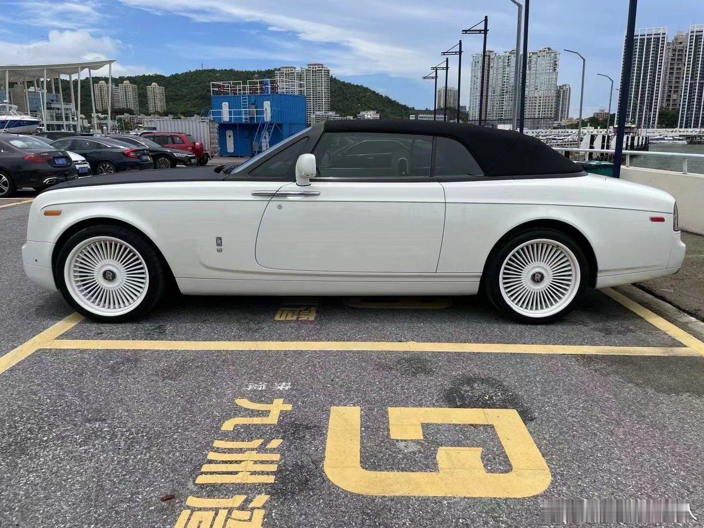 劳斯莱斯幻影飞行家敞篷车。 ​​​