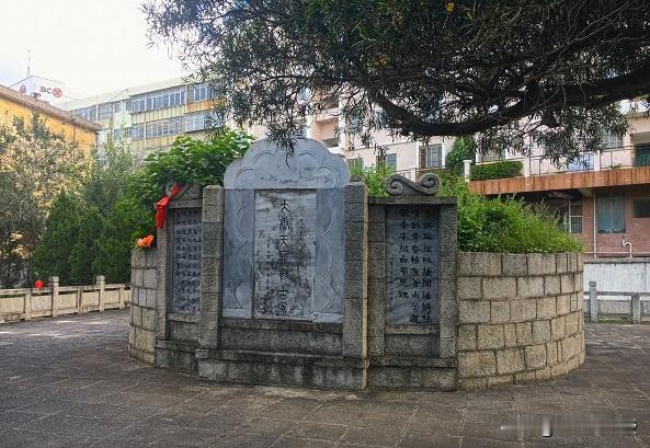 《长安三万里》里描述的那场唐代顶级诗人峰会的确存在，主角为李白、杜甫、高适。三人