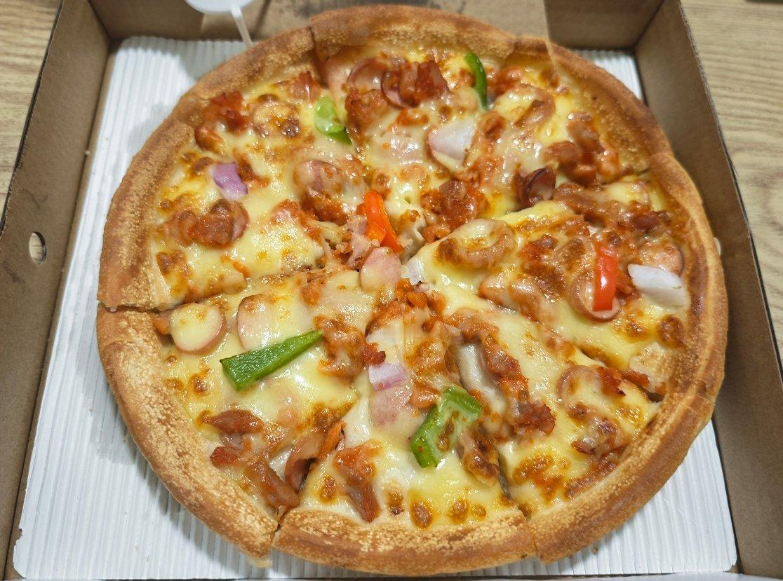 今天下午去剪头发，走到一家店里，这家店之前经常经过，但是没进去剪过头发！我进去之
